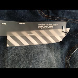 Men’s off white jeans used in mint condition.